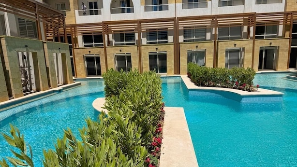 Suíte, 2 quartos, sacada, vista para a piscina | Piscina | 2 piscinas internas