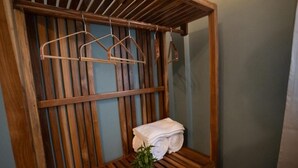 A wooden shelf with a towel and a plant. - Wonderland  (Mandrem pernem)