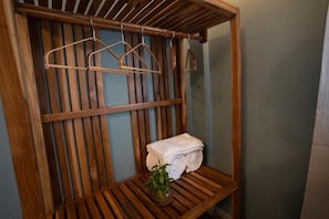 A wooden shelf with a towel and a plant. - Wonderland  (Mandrem pernem)