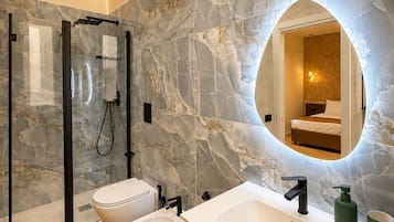 Habitación triple Confort | Baño | Ducha, secador de pelo, toallas y jabón