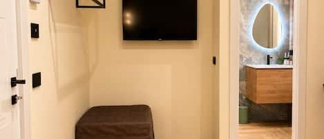 Comfort trippelrum | Värdeförvaringsskåp på rummet, skrivbord, ljudisolering och gratis wi-fi