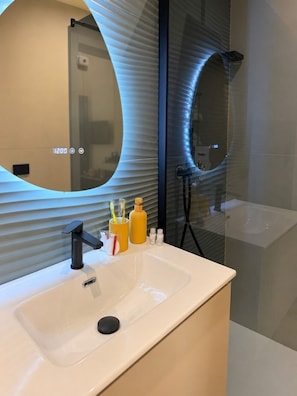 Comfort Double Room, Balcony | Bathroom - Cortesia Partenopea (Napoli)