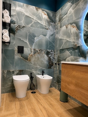 Deluxe Quadruple Room | Bathroom - Cortesia Partenopea (Napoli)