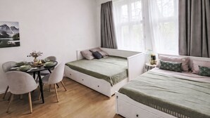 Ein kleines Zimmer mit einem Bett, einem Tisch und einem Stuhl.