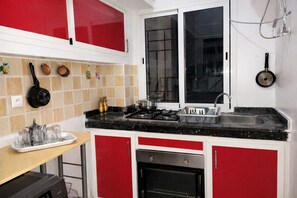 Kühlschrank, Ofen, Hochstuhl, Kochgeschirr/Geschirr/Besteck