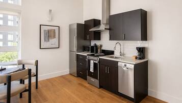 Coffee/tea maker, fridge, microwave, oven