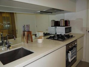 Private kitchen - Stylish One-Bedroom Retreat Steps from Chapel Street (South Yarra)