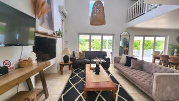 TV, fireplace