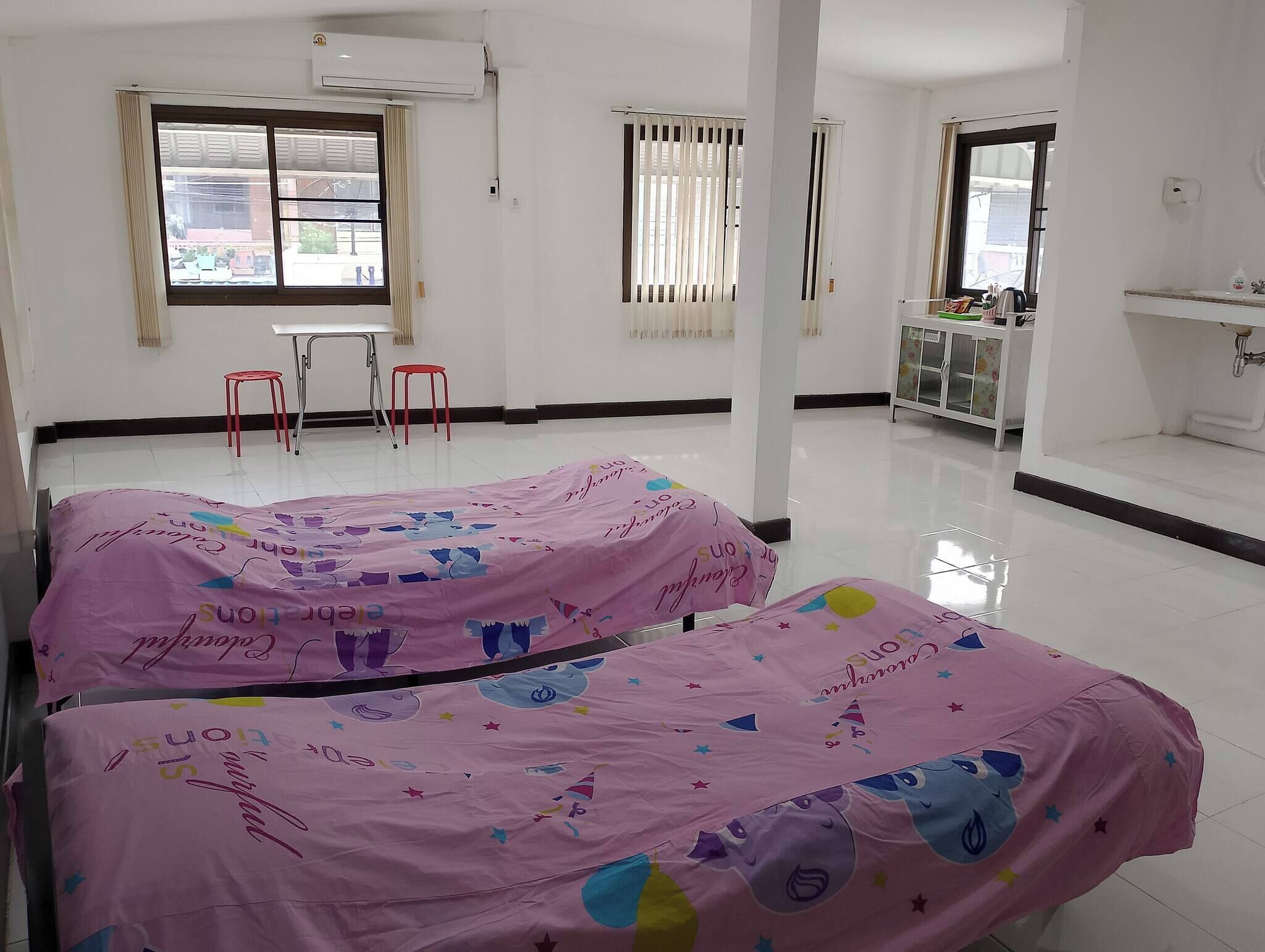 1 bedroom, iron/ironing board, internet
