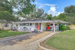 A single-story house with a front porch, a red door, and a flag. - Walk to Shops & Eats! Family Escape in Columbus (Columbus)