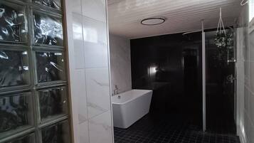 Shower, jetted tub, towels