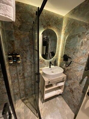 Quarto luxo, vista para a cidade | Banheiro | Secador de cabelo, toalhas de banho, sabonete, shampoo
