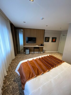 Deluxe Room, City View | In-room safe, blackout drapes, iron/ironing board, free WiFi - Nevv City Hotel (İstanbul)