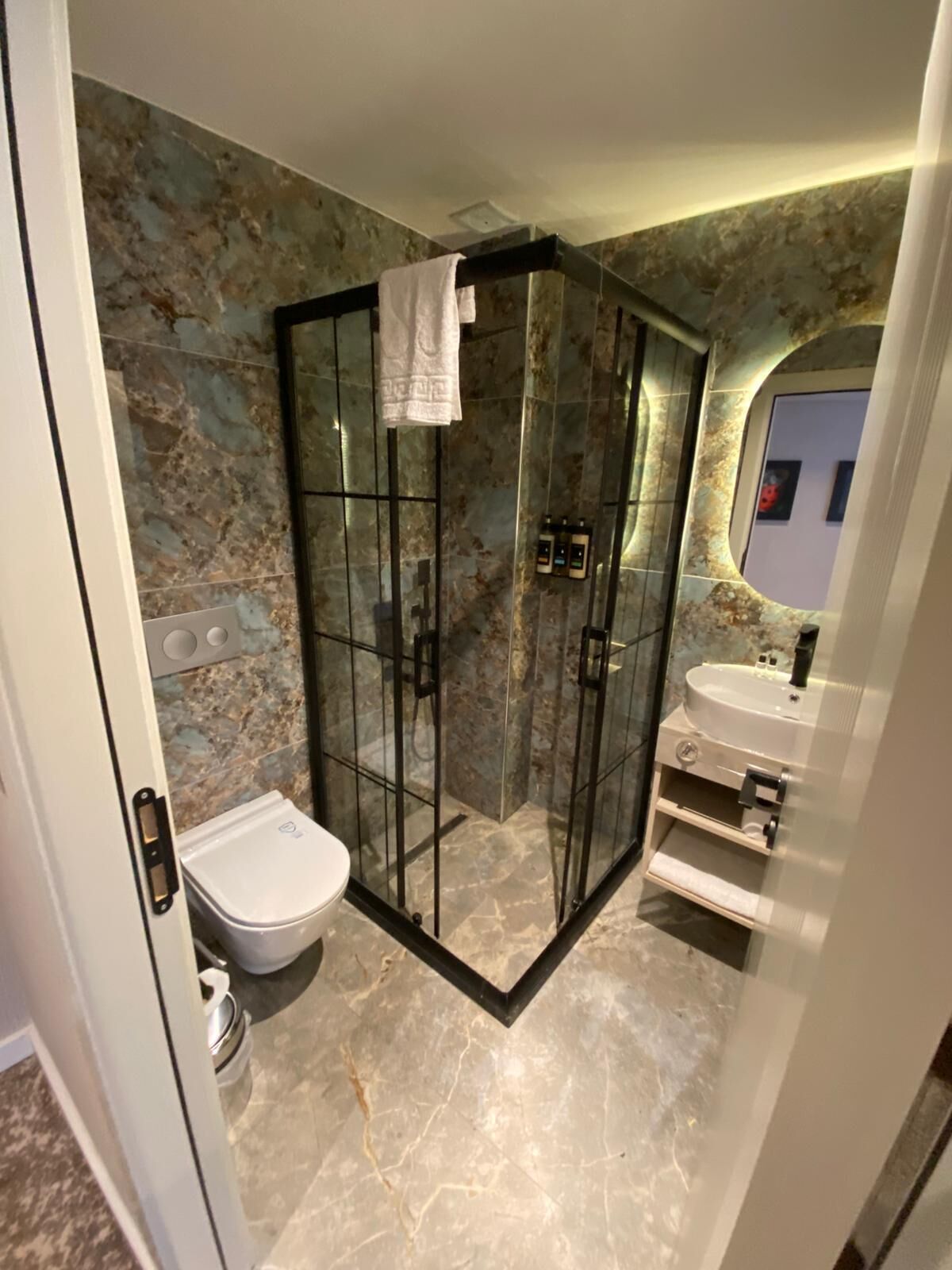 Deluxe-Zimmer, Stadtblick | Badezimmer | Haartrockner, Handtücher, Seife, Shampoo