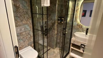 Habitación Deluxe, vista a la ciudad | Baño | Secadora de cabello, toallas, jabón, shampoo