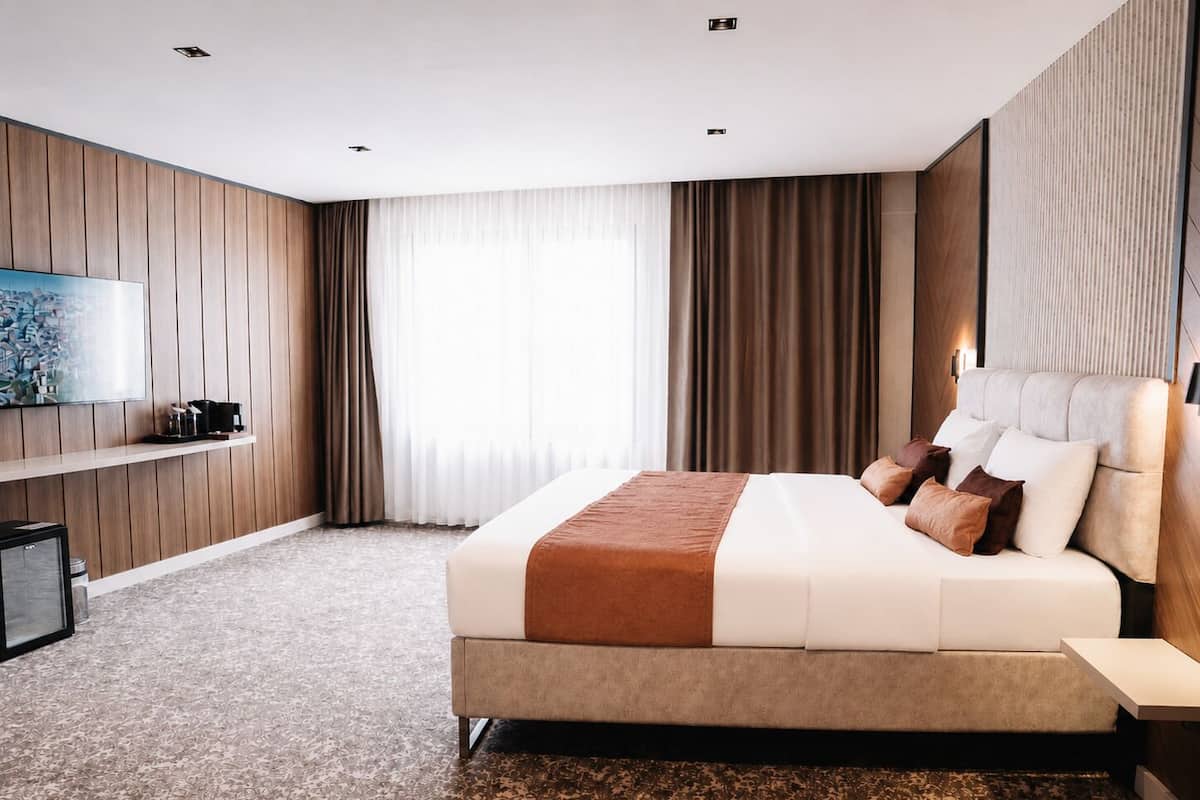 Habitación Premium, vistas a la ciudad | Caja fuerte, cortinas opacas, tabla de planchar con plancha