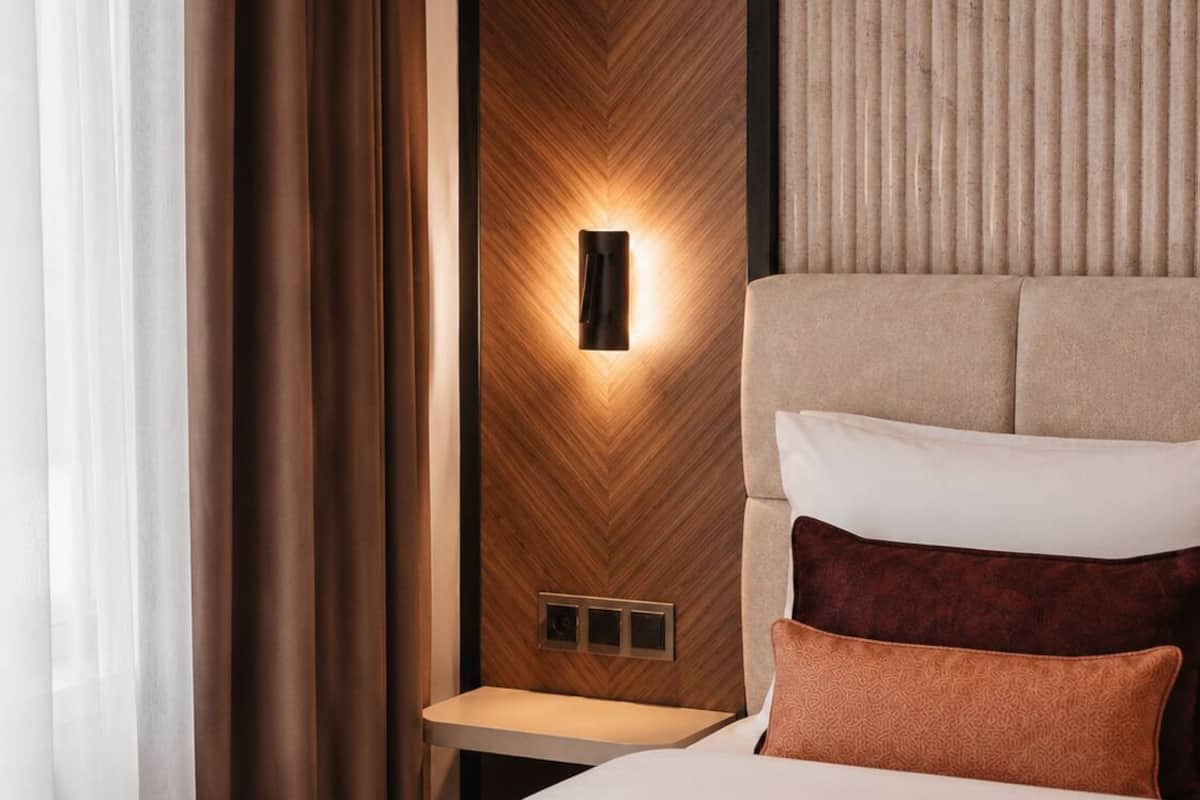 Habitación estándar, vistas a la ciudad | Caja fuerte, cortinas opacas, tabla de planchar con plancha