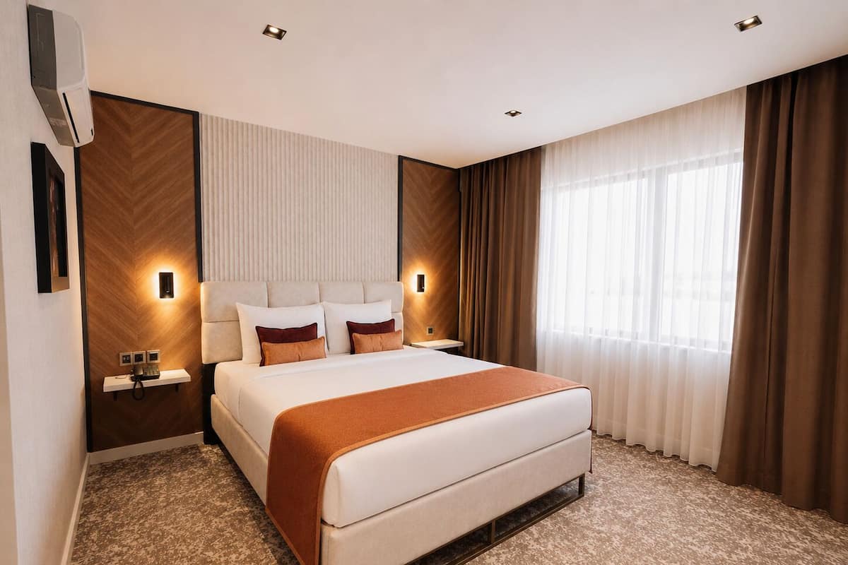 Habitación Deluxe, vistas a la ciudad | Caja fuerte, cortinas opacas, tabla de planchar con plancha