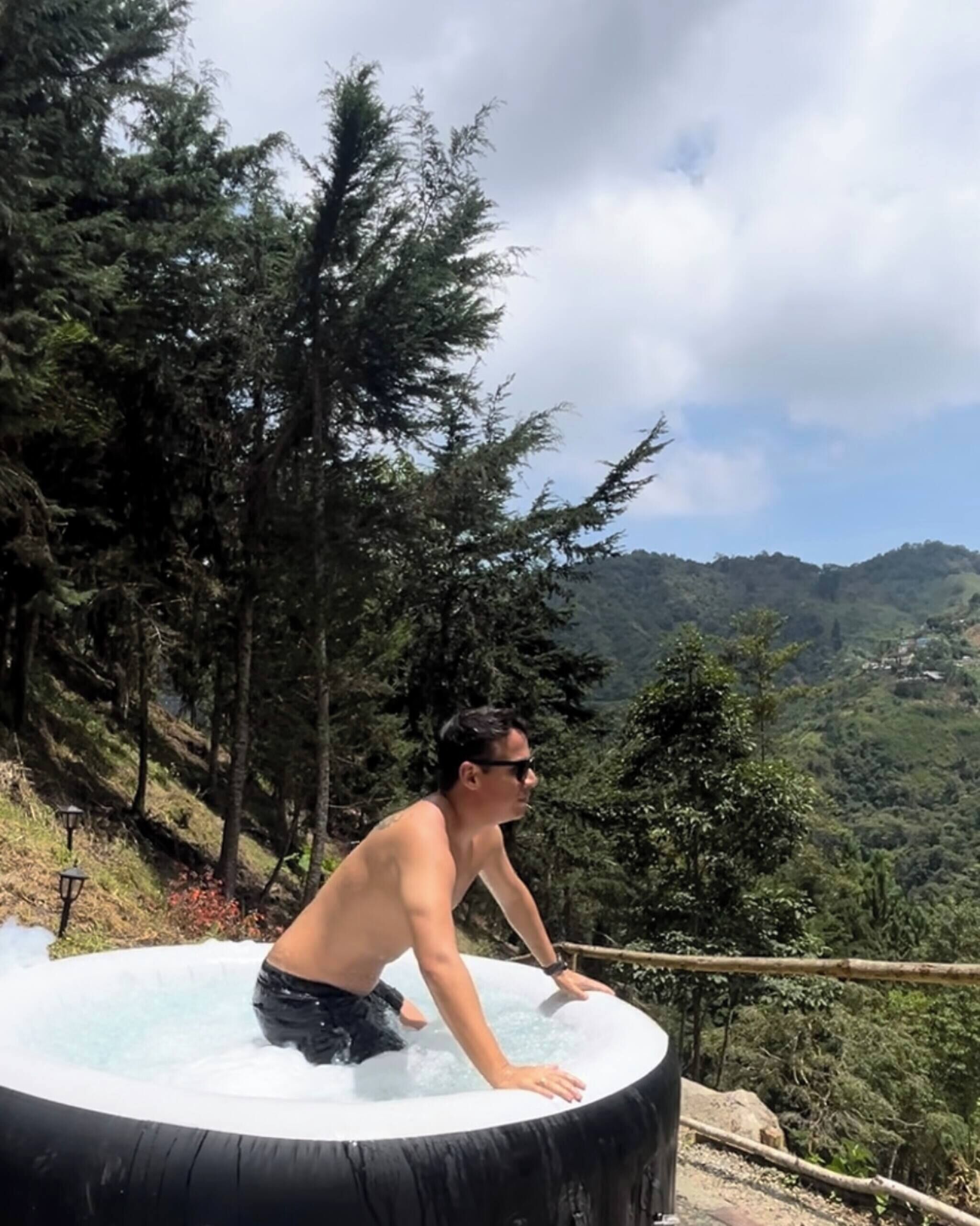 Bañera de hidromasaje al aire libre
