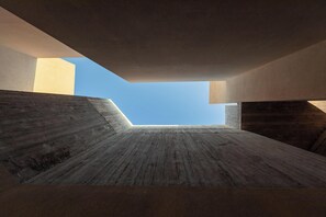 Ein moderner architektonischer Raum mit Betonwänden und einem Oberlicht.