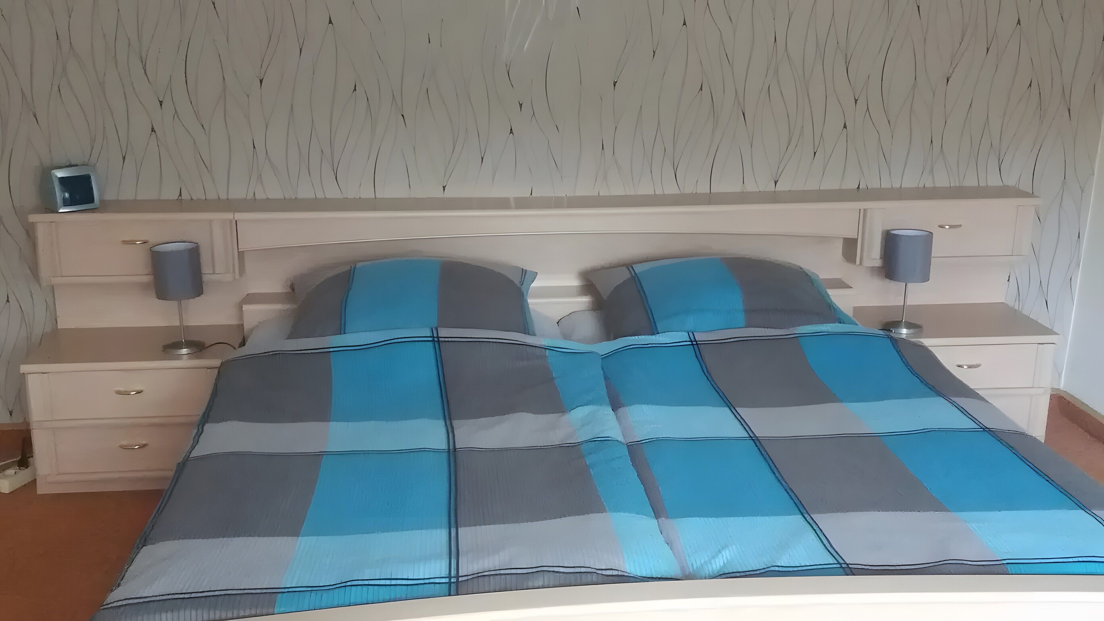 WiFi, bed sheets