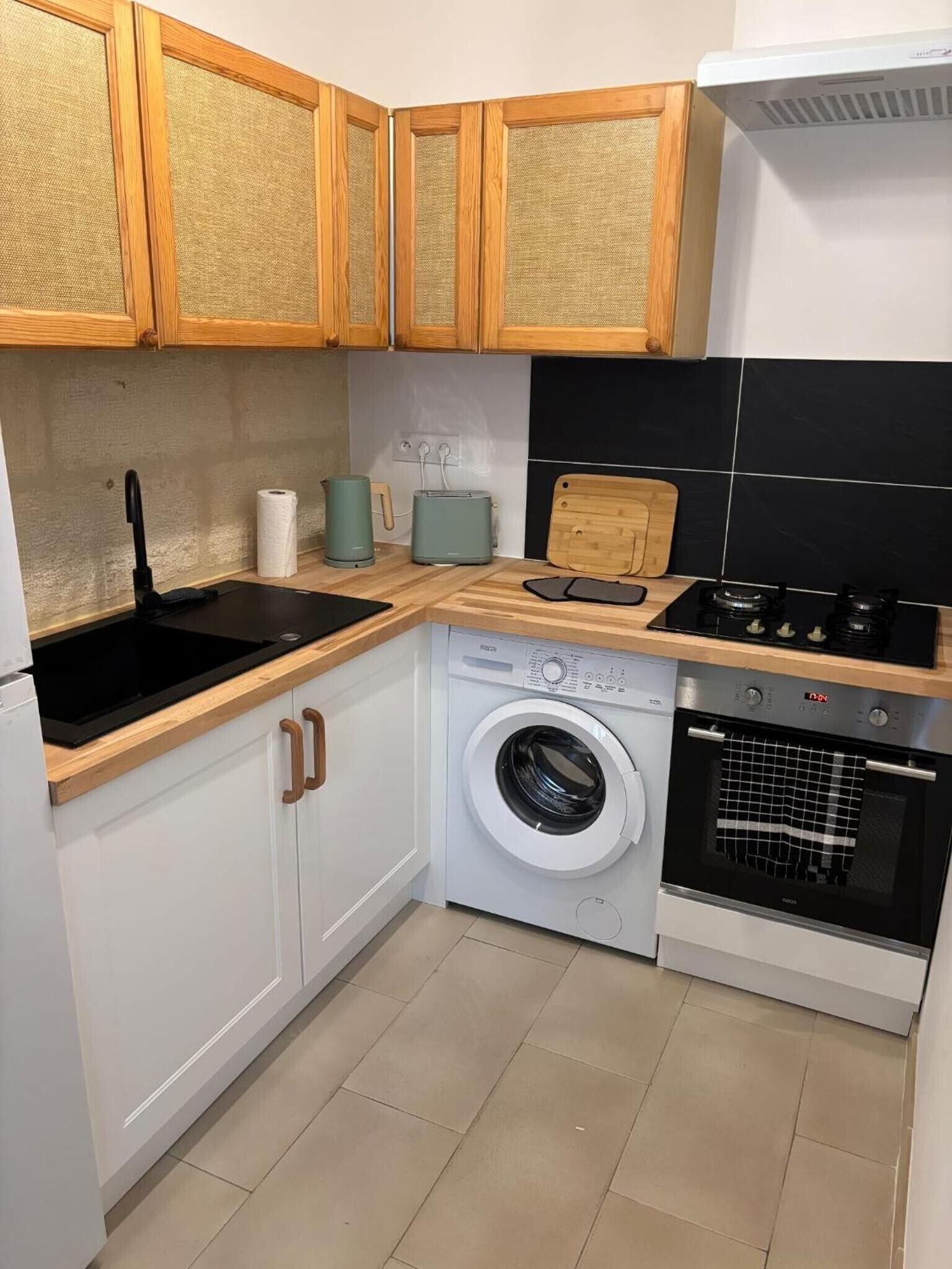 Fridge, oven, stovetop, coffee/tea maker