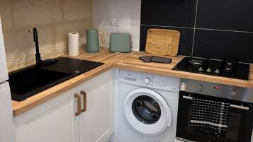 Fridge, oven, stovetop, coffee/tea maker