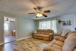 Living area - Family-Friendly Home Near Kentucky Lake! (Almo)