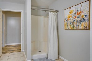 Bathroom - Family-Friendly Home Near Kentucky Lake! (Almo)
