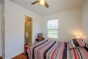 3 bedrooms, desk, iron/ironing board, internet