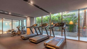 Ett gym med löpband, motionscyklar och annan träningsutrustning.