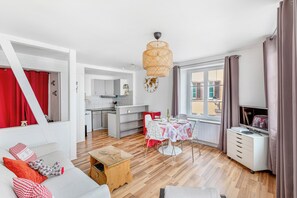 A modern apartment with a kitchen, dining area, and living room. - Apartment Petite Venise historic center (Colmar)