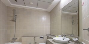 Ein Badezimmer mit Waschbecken, Spiegel und Dusche.