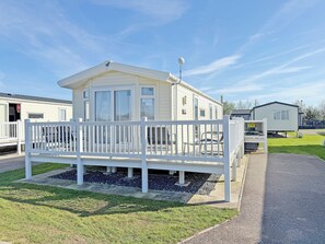 A mobile home with a porch, a covered outdoor seating area, and a small deck. - Skegness Fields 108 - UKC9566 (Skegness)