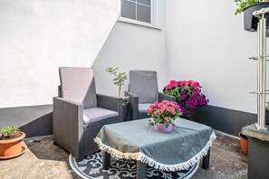 Terrace/patio - Apartment 'Danma Ferienwohnung  Eifel' with Mountain View, Private Terrace and Wi-Fi (Laubach)