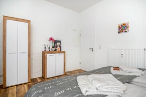 1 dormitorio, tabla de planchar con plancha, wifi y ropa de cama