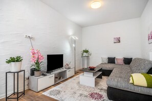 TV - Apartment 'Danma Ferienwohnung  Eifel' with Mountain View, Private Terrace and Wi-Fi (Laubach)