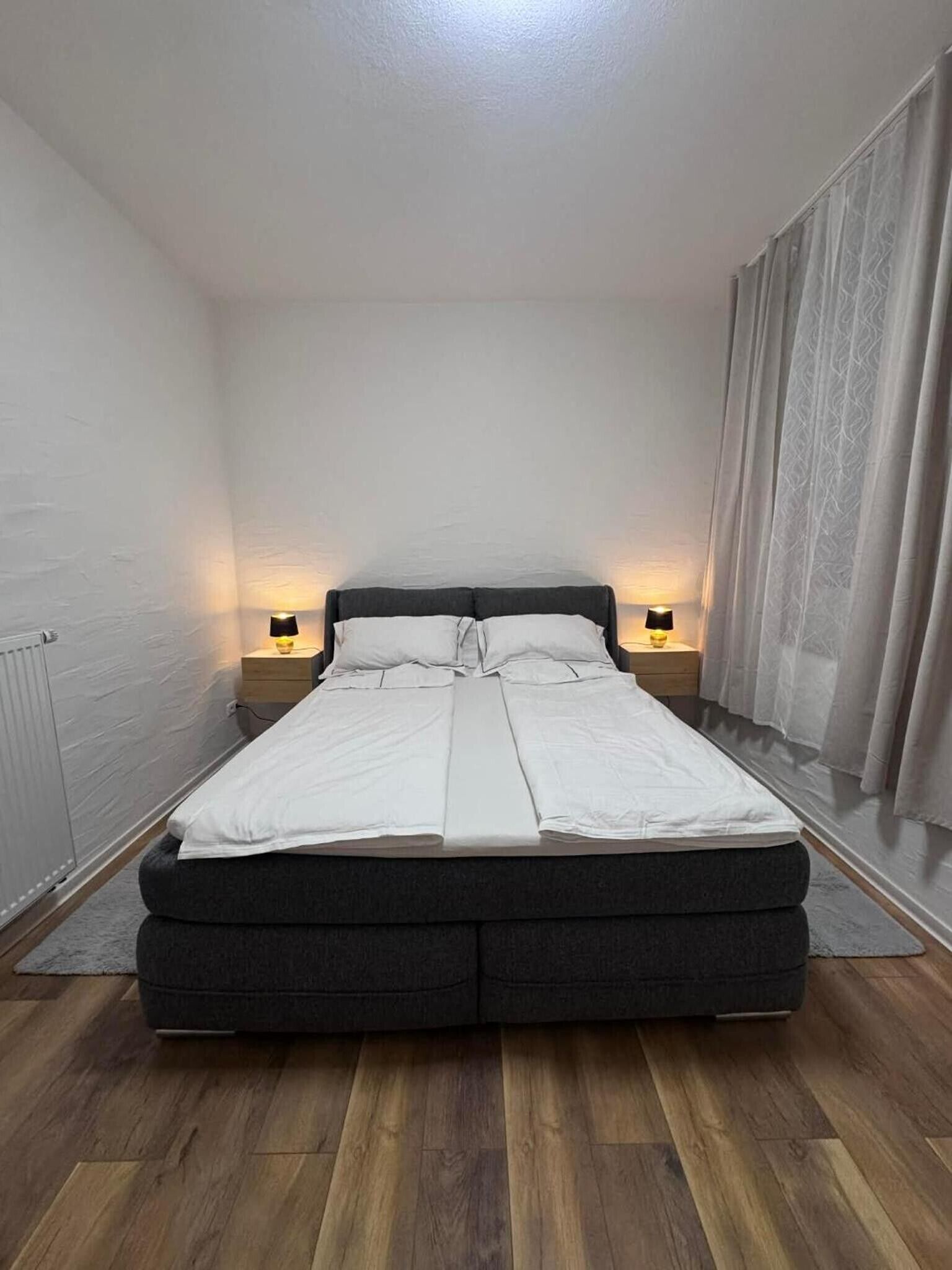 Tabla de planchar con plancha, wifi y ropa de cama 