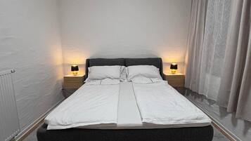 Tabla de planchar con plancha, wifi y ropa de cama