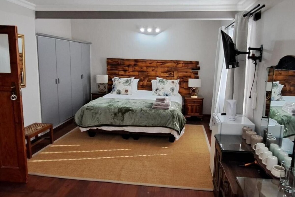 Habitació doble familiar, vistes al jardí | Caixa forta a l'habitació i wifi gratuïta 