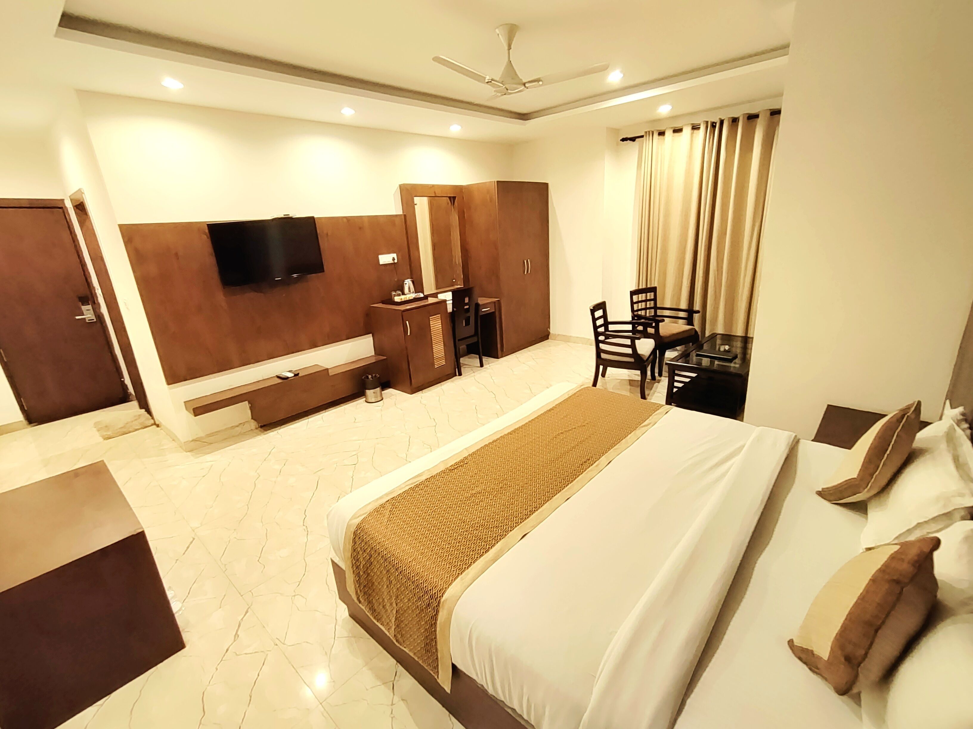 Suite | Free WiFi, bed sheets