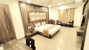Deluxe Room, 1 King Bed | Free WiFi, bed sheets