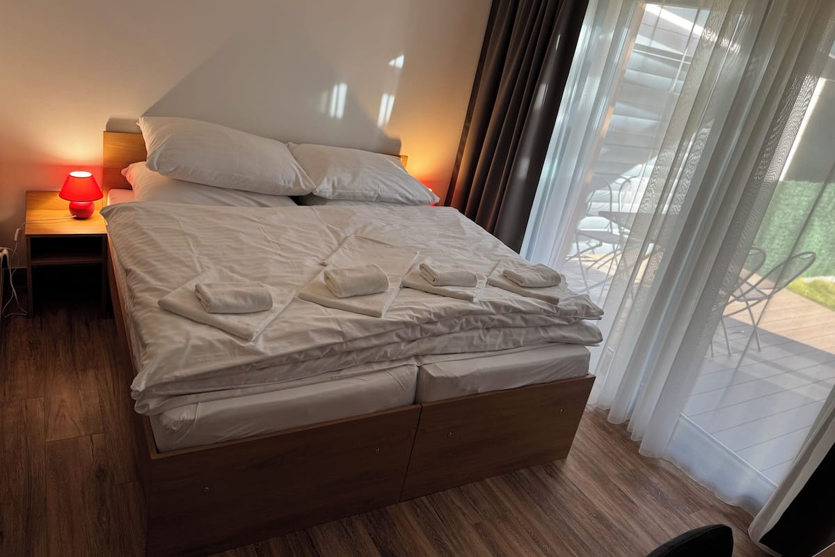 Superior-huoneisto, näköala puutarhaan | Tallelokero huoneessa, kannettavalle tietokoneelle sopiva työtila