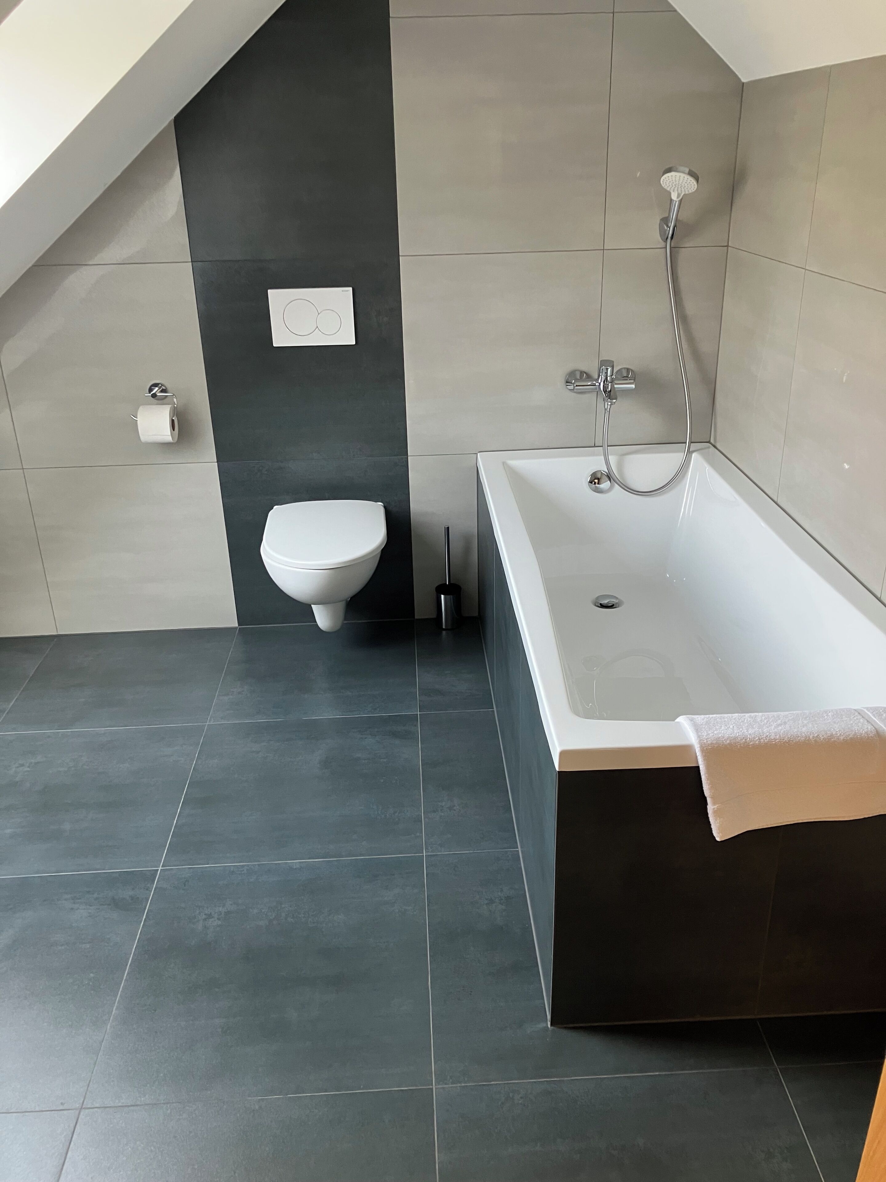 Departamento económico, vista a la montaña | Baño | Secadora de cabello, toallas, jabón, shampoo 