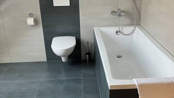 Departamento económico, vista a la montaña | Baño | Secadora de cabello, toallas, jabón, shampoo