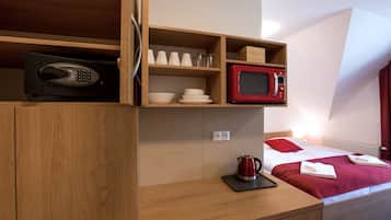 Caja de seguridad en la habitación y espacio para trabajar con laptop