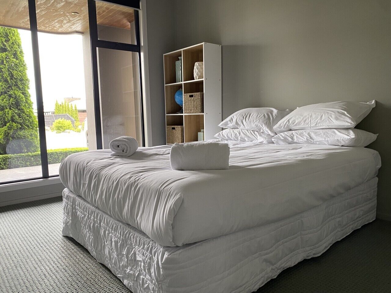 2 bedrooms, desk, iron/ironing board, WiFi