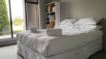 2 bedrooms, desk, iron/ironing board, WiFi
