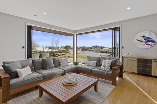 2BR Relax at Lake Hood Luxury Canal Home with Jetty