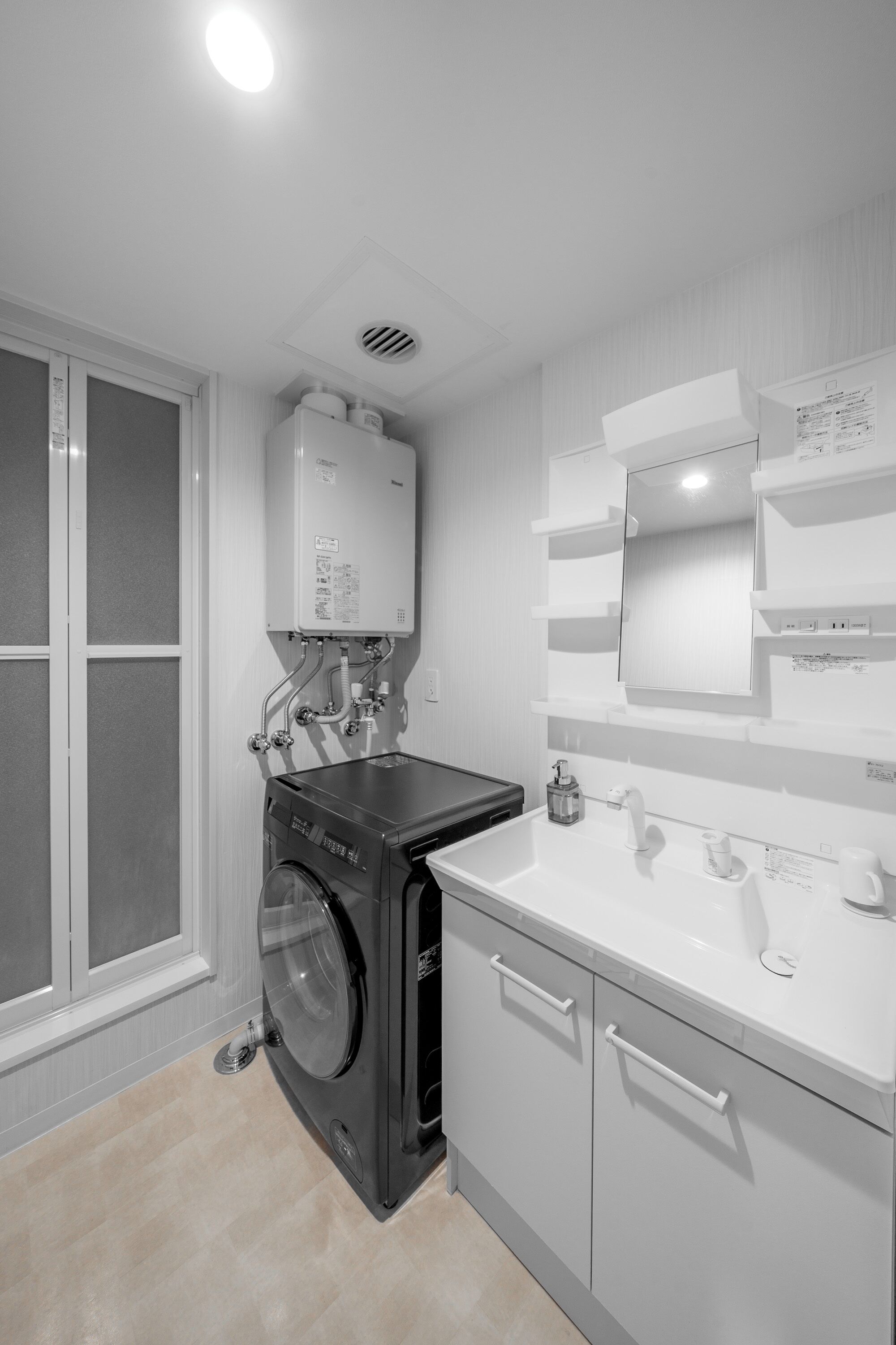 Apartemen | Kamar mandi | Kombinasi shower/bathtub, pengering rambut, sandal, dan handuk